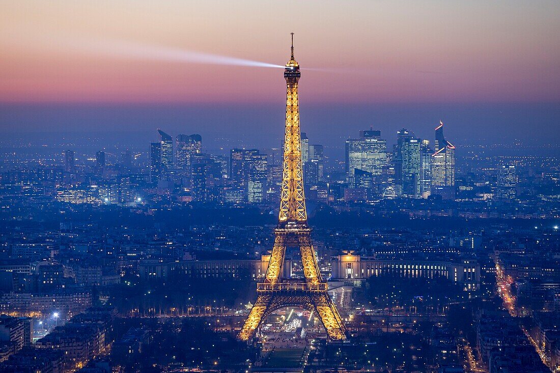 Frankreich, Pariser Gebiet, das von der UNESCO zum Weltkulturerbe erklärt wurde, Eiffelturm (© SETE-illuminations Pierre Bideau) und La Defense nach Sonnenuntergang