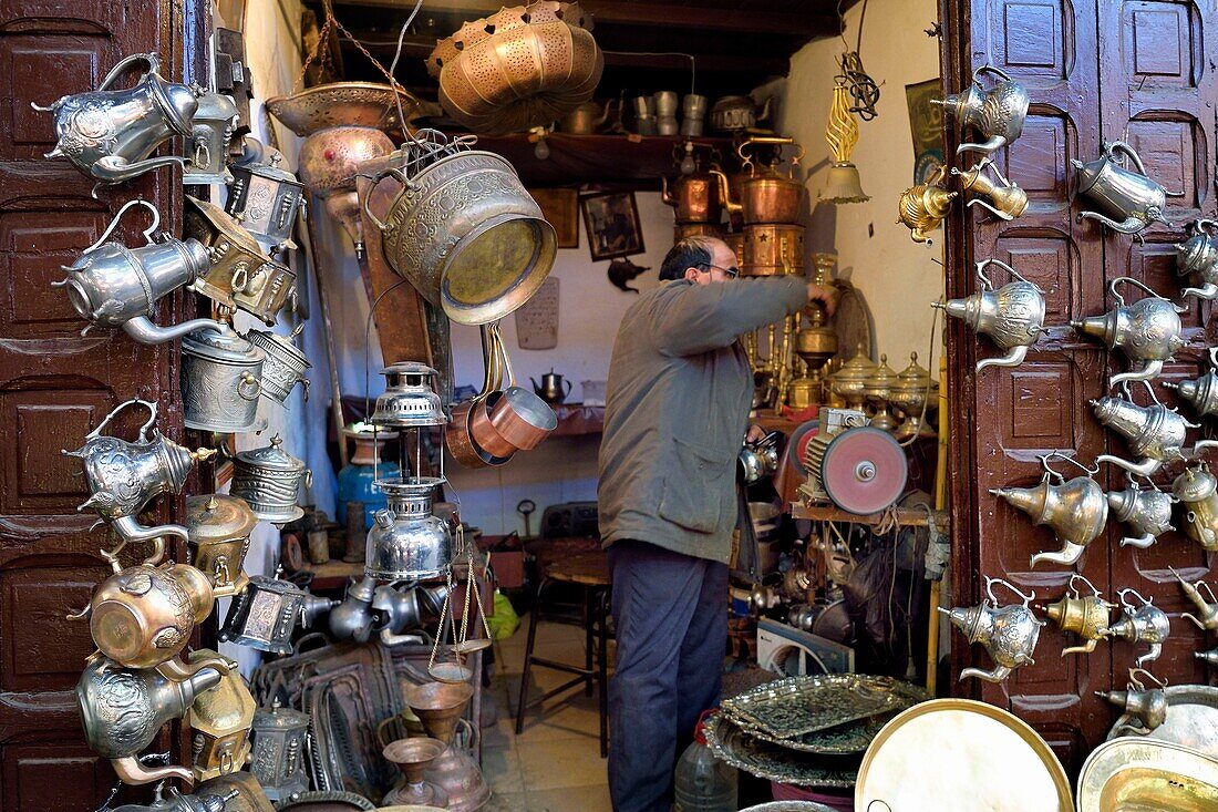 Marokko, Hoher Atlas, Marrakesch, Kaiserstadt, Medina, von der UNESCO zum Weltkulturerbe erklärt, Souk, traditionelle Teekannen für Minztee