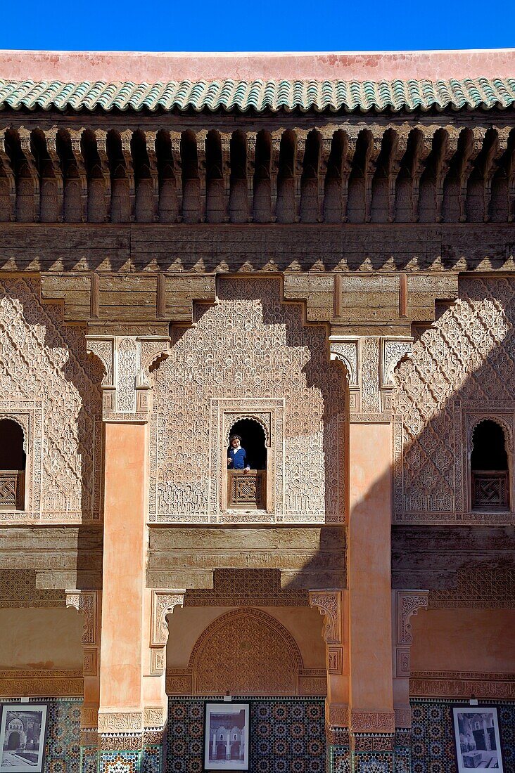 Marokko, Hoher Atlas, Marrakesch, Reichsstadt, Medina, von der UNESCO zum Weltkulturerbe erklärt, Ali Ben Youssef Medersa (Koranschule), Bogenfenster mit Stuckornamenten