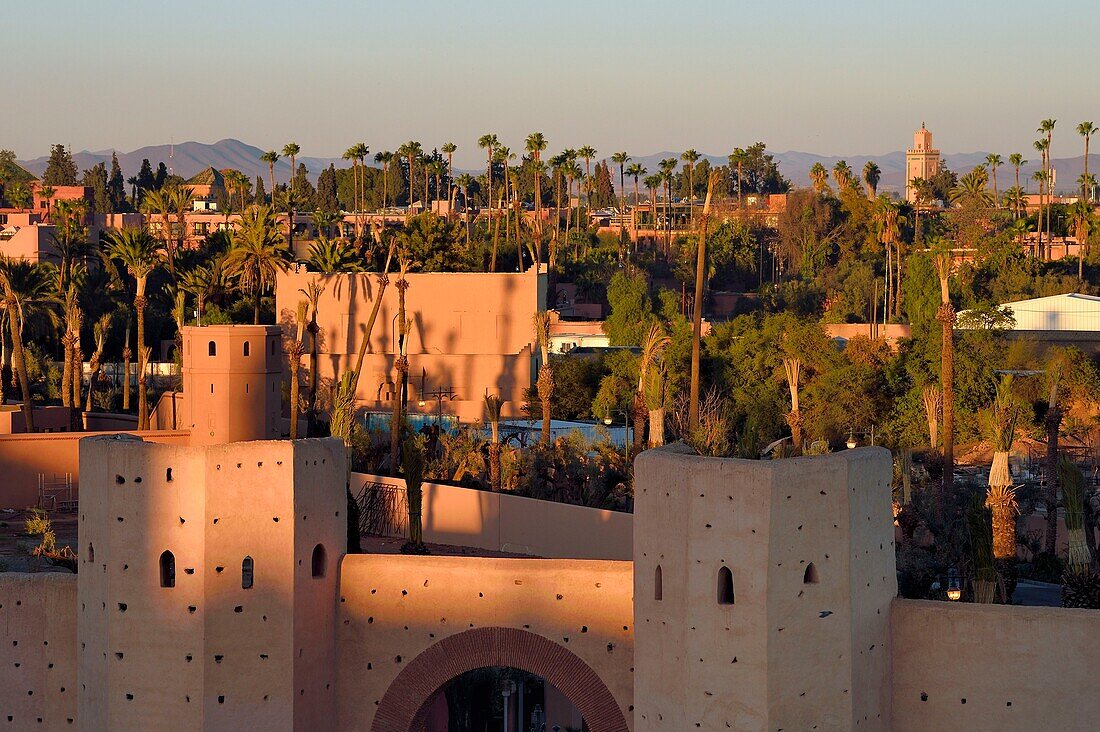 Marokko, Hoher Atlas, Marrakesch, von der UNESCO zum Weltkulturerbe erklärte Kaiserstadt, Medina, eines der Tore der Stadtmauer und der Eingang zum Royal Mansour Hotel