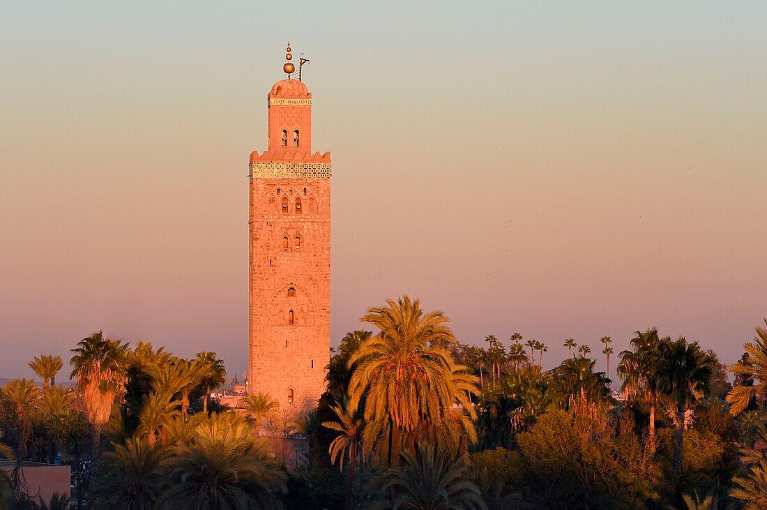 Marokko, Hoher Atlas, Marrakesch, die von der UNESCO zum Weltkulturerbe erklärte Kaiserstadt Medina, die Koutoubia-Moschee und ihr Minarett bei Sonnenuntergang