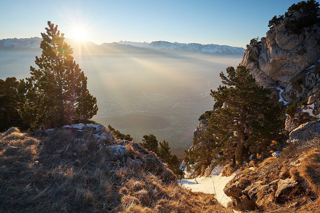 Frankreich, Isere, Moucherotte, Sonnenaufgang vom Gipfel des Vercors-Gebirges