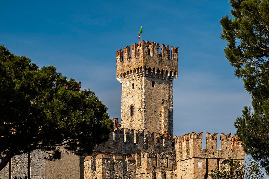 Italien, Lombardei, Gardasee, Sirmione, die Burg von Rocca Scaligieri aus dem 14.