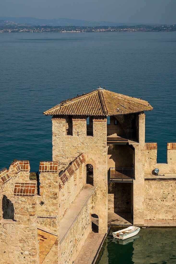 Italien, Lombardei, Gardasee, Sirmione, die Burg von Rocca Scaligieri aus dem 14.