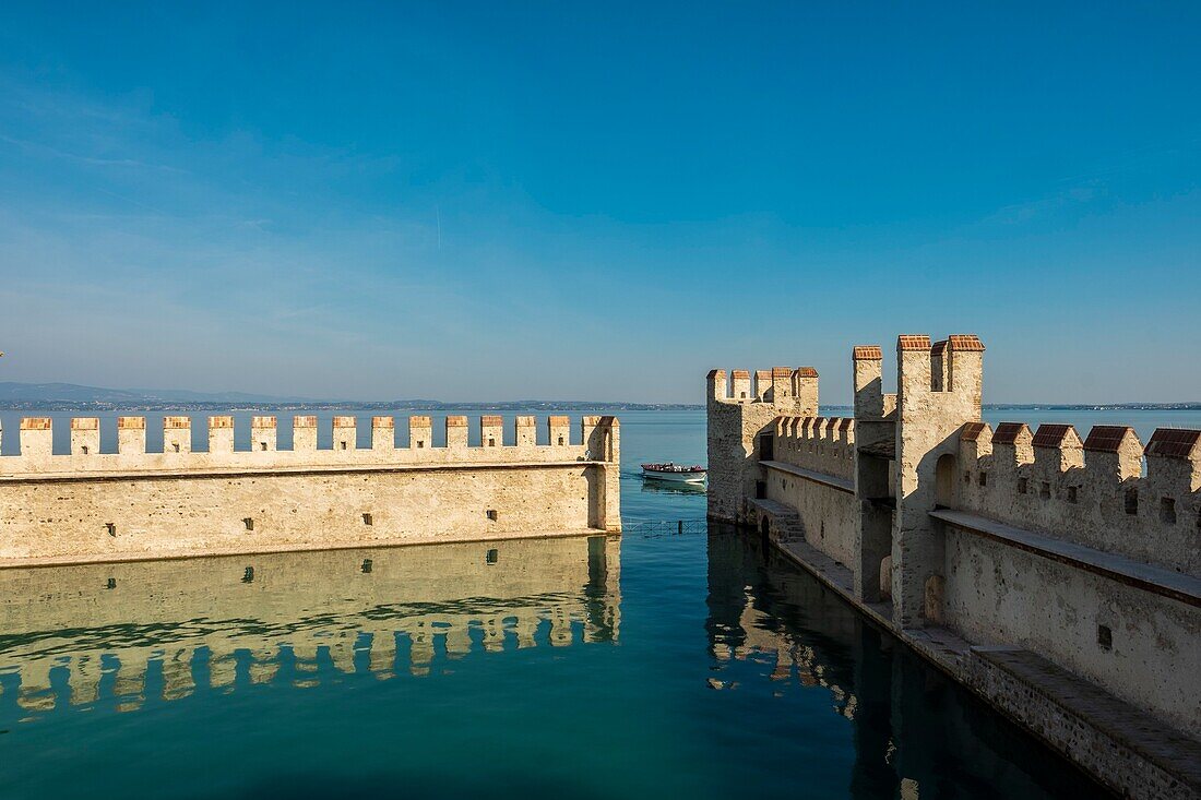 Italien, Lombardei, Gardasee, Sirmione, die Burg von Rocca Scaligieri aus dem 14.