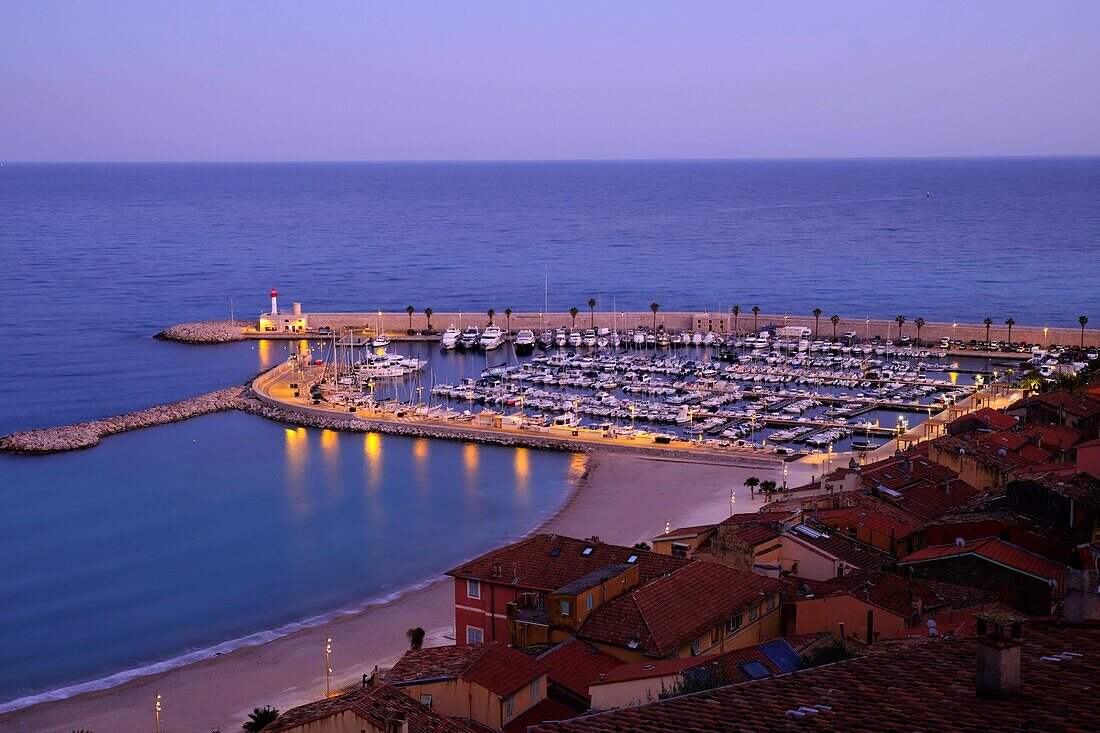 Frankreich, Alpes Maritimes, Menton, der alte Hafen, Vollmondabend im Frühling