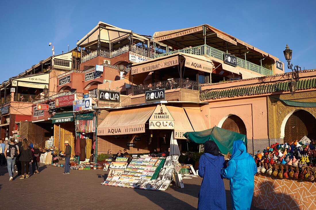 Marokko, Hoher Atlas, Marrakesch, Reichsstadt, Medina als Weltkulturerbe der UNESCO, Jemaa El Fna-Platz, Restaurantterrassen