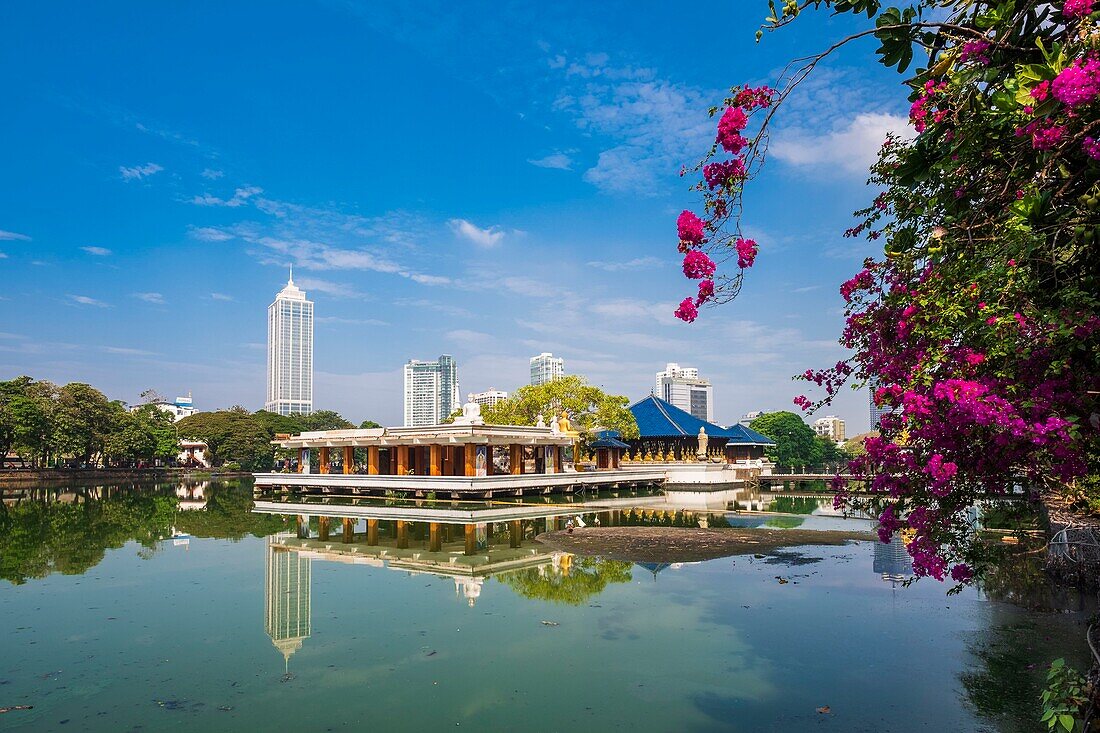 Sri Lanka, Colombo, Wekanda district, Seema Malakaya Buddhist temple in the Beira Lake