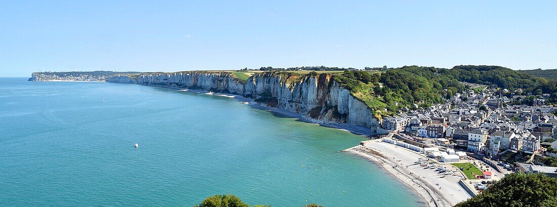 Frankreich, Seine Maritime, Yport, Das Dorf Yport und die Küste der Jungfrau, im Hintergrund die Stadt Fecamp