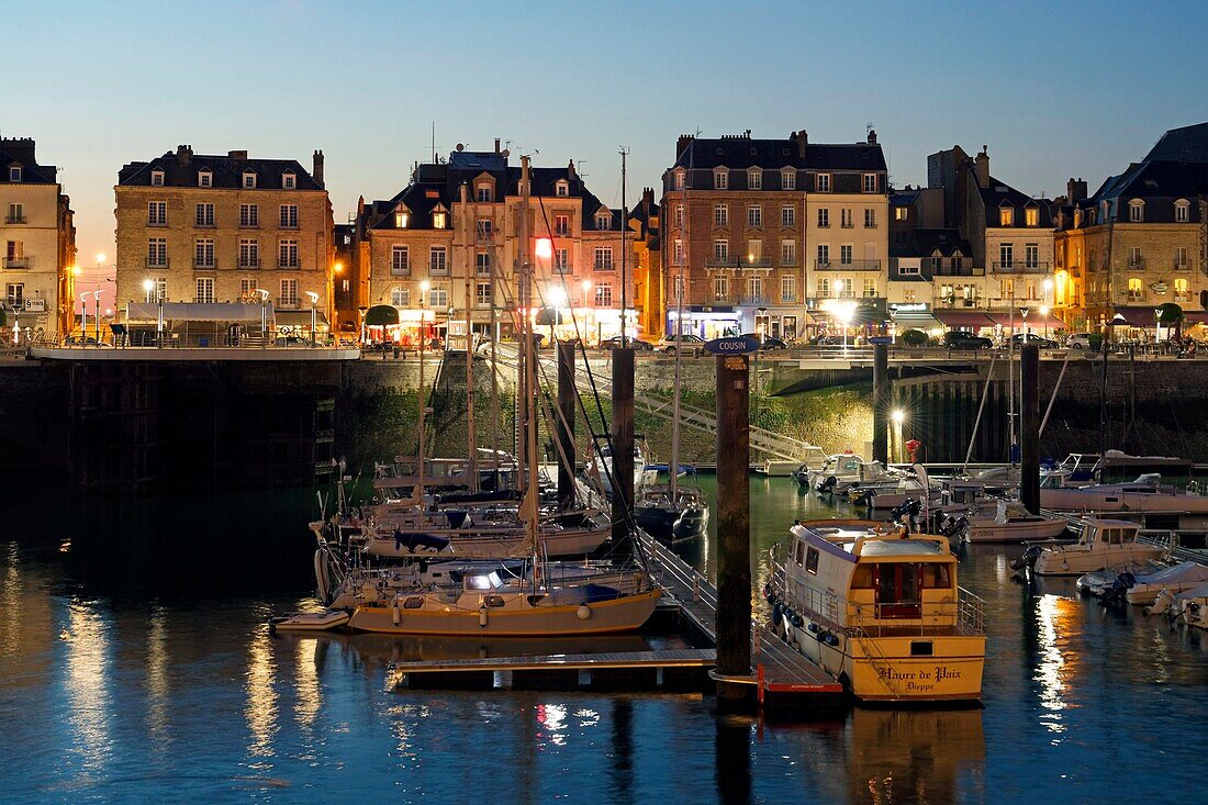 Frankreich, Seine Maritime, Pays de Caux, Cote d'Albatre, Dieppe, der Hafen und der Quai Henri IV