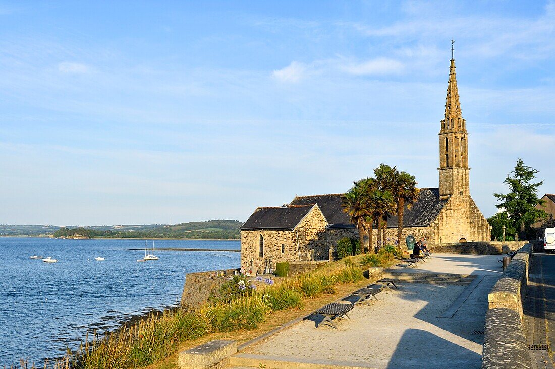 Frankreich, Finistere, Iroise-Meer, Parc Naturel Regional d'Armorique (Regionaler Naturpark Armorica), Halbinsel Crozon, Landevennec, Mündung des Flusses Aulne, Kirche Notre Dame aus dem 17.