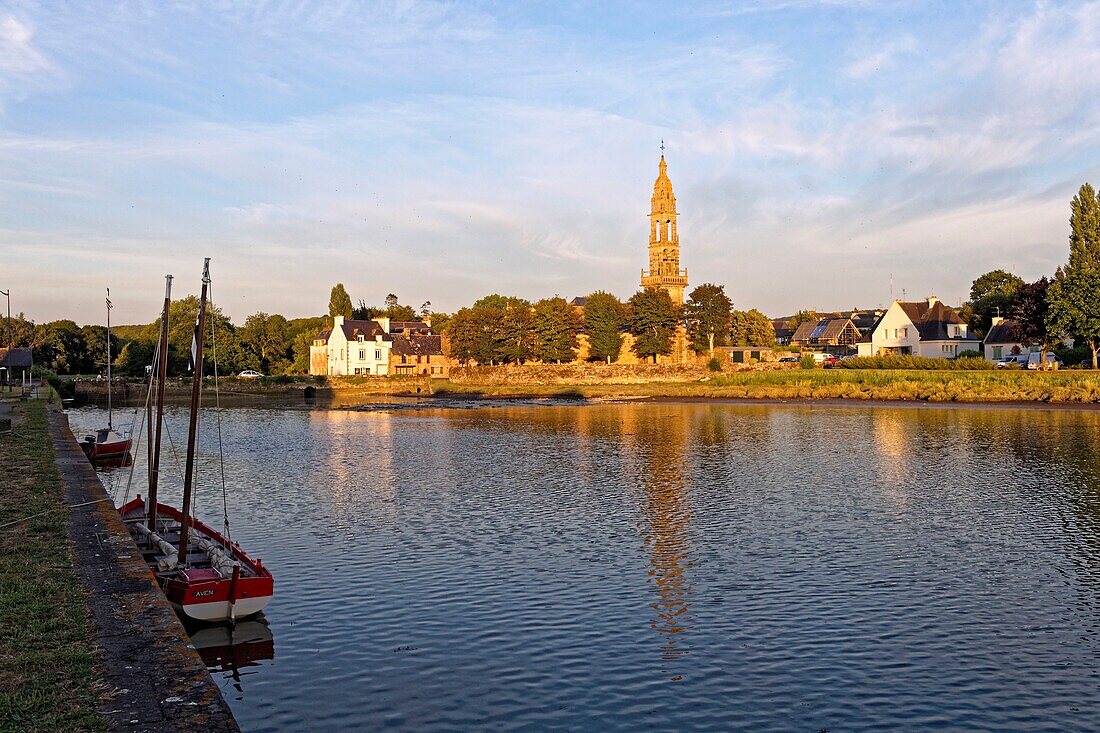 Frankreich, Finistere, Parc Naturel Regional d'Armorique (Regionaler Naturpark Armorica), Le Faou, mit der Aufschrift Les Plus Beaux Villages de France (Die schönsten Dörfer Frankreichs), die Stadt und die Kirche Saint Sauveur du Faou in der Nähe der Aulne