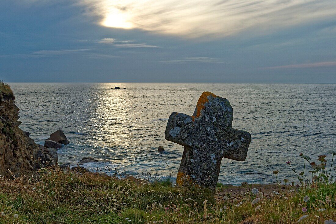 France, Finistere, Iroise sea, Legendes Coast, Landunvez, Cross of the St Samson Chapel