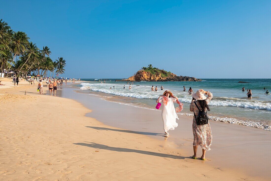 Sri Lanka, Südprovinz, Mirissa, Strand von Mirissa und Parrot Rock