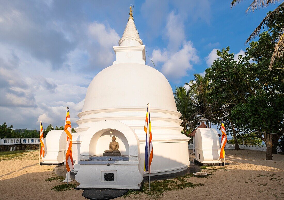 Sri Lanka, Southern province, Unawatuna, Unawatuna Devol Buddhist temple overlooks Unawatuna beach