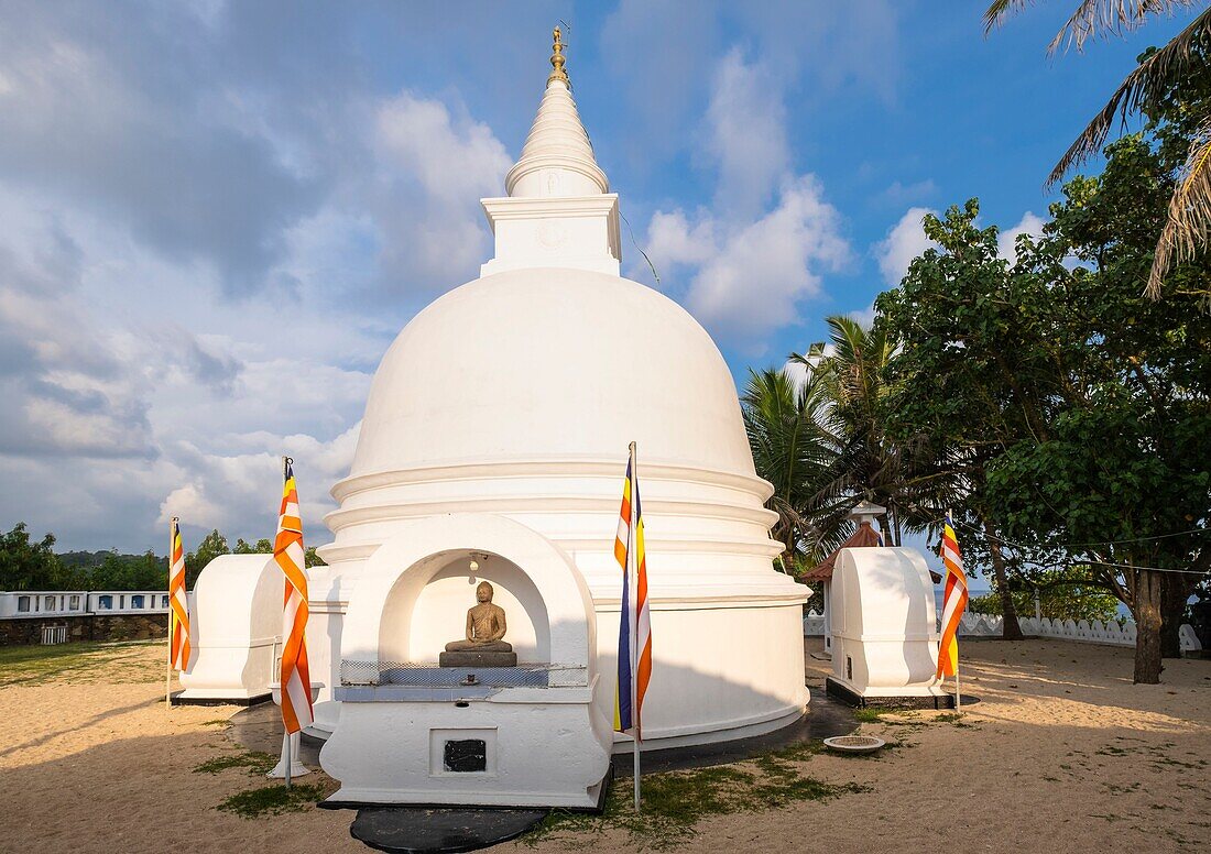 Sri Lanka, Südprovinz, Unawatuna, der buddhistische Tempel Unawatuna Devol überragt den Strand von Unawatuna