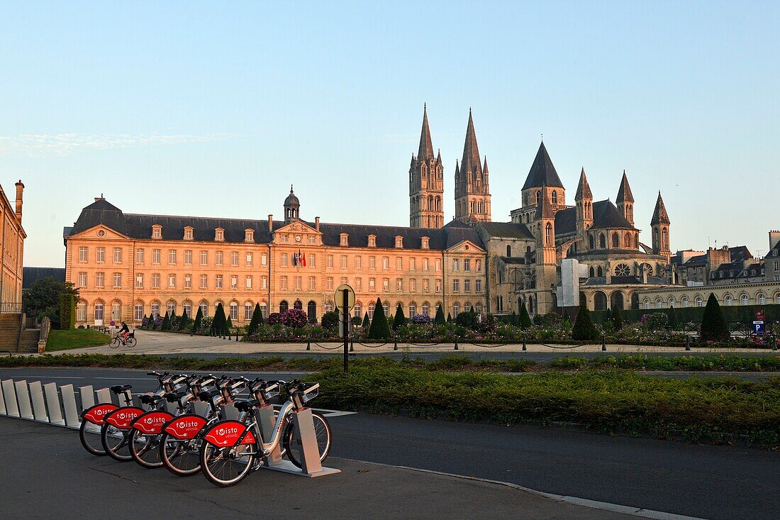 Frankreich, Calvados, Caen, das Rathaus in der Abbaye aux Hommes (Männerabtei) und die Abteikirche Saint Etienne