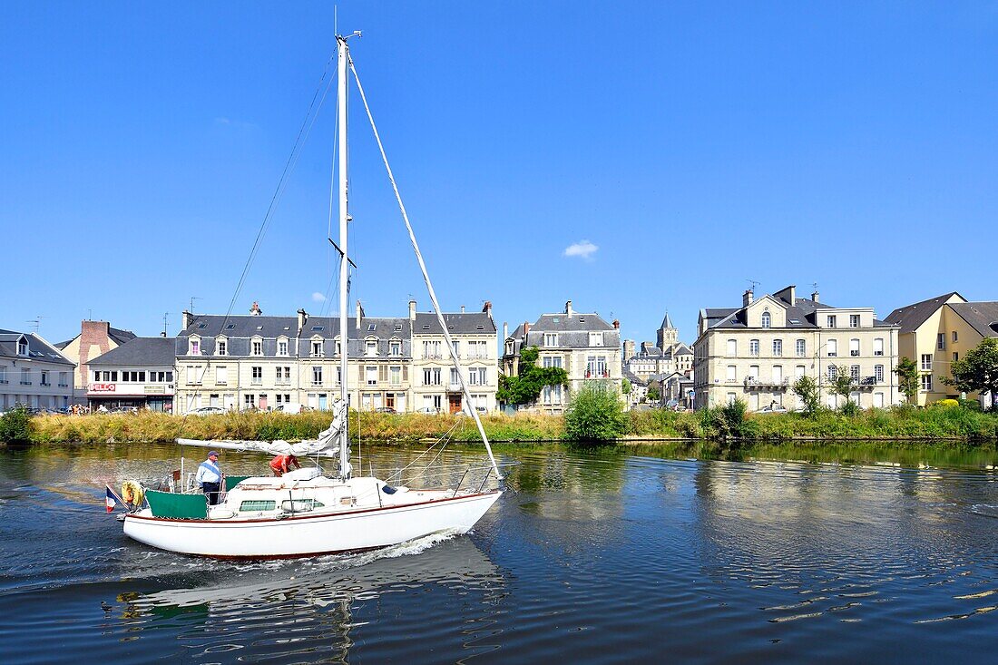 Frankreich, Calvados, Caen, Canal de Caen à la mer (Kanal von Caen zum Meer) und Abbaye aux Dames (Abtei der Frauen)