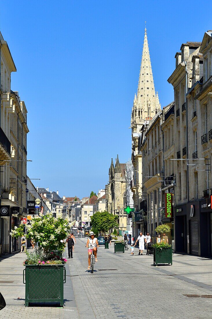 Frankreich, Calvados, Caen, rue Saint-Pierre und Kirche Saint Pierre im Hintergrund