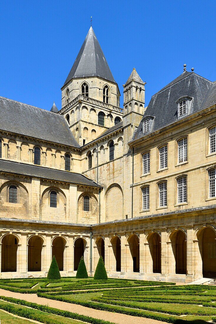 France, Calvados, Caen, the Abbaye aux Hommes (Men Abbey), cloister and Saint Etienne abbey church