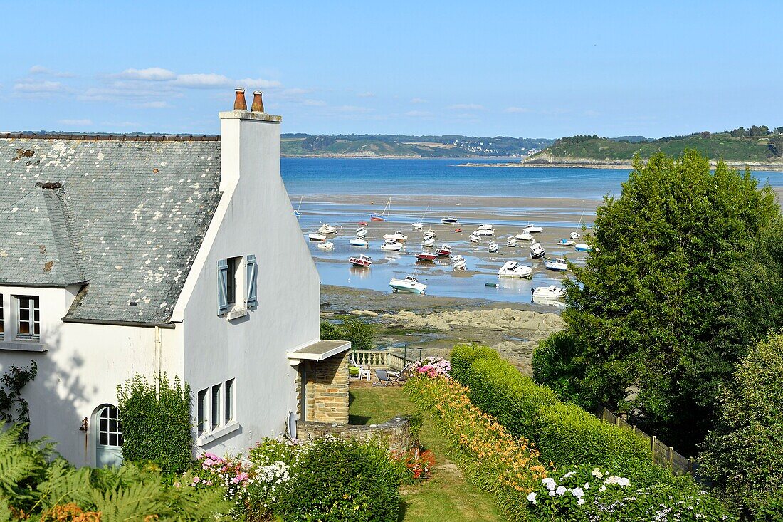 Frankreich, Finistere, Locquirec, Hafen bei Ebbe