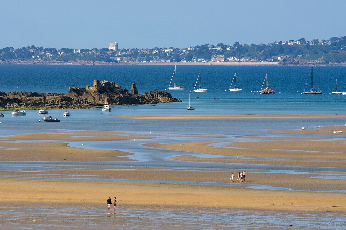 Frankreich, Finistere, Locquirec, Hafen bei Ebbe