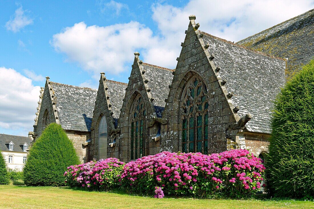 Frankreich, Finistere, Haltestelle am Jakobsweg, Plougonven, Pfarrbezirk und Kirche