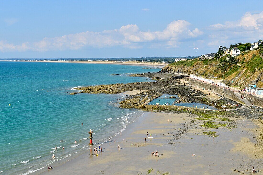 Frankreich, Manche, Cotentin, Granville, die Oberstadt auf einer felsigen Landzunge an der Ostspitze der Bucht von Mont Saint Michel, Strand und Promenade von Plat Gousset