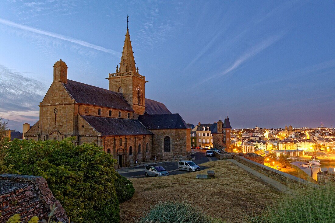 Frankreich, Manche, Cotentin, Granville, die Oberstadt auf einer felsigen Landzunge an der Ostspitze der Bucht von Mont Saint Michel, Kirche Notre Dame du Cap Lihou in der Oberstadt