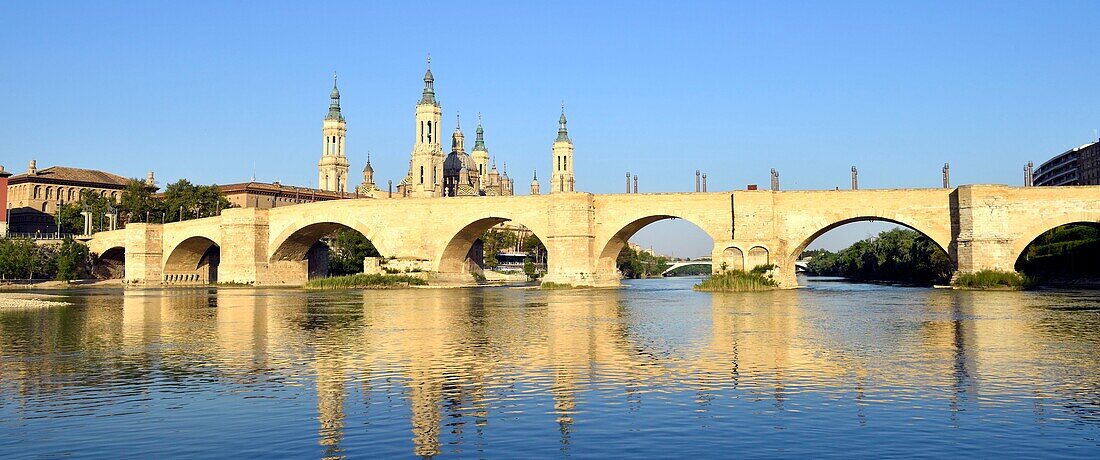 Spain, Aragon Region, Zaragoza Province, Zaragoza, Basilica de Nuestra Senora de Pilar and the Puente de Piedra on the Ebro River