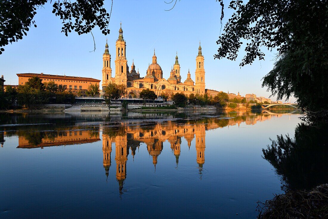 Spanien, Region Aragonien, Provinz Zaragoza, Zaragoza, Basilica de Nuestra Senora de Pilar und Fluss Ebro