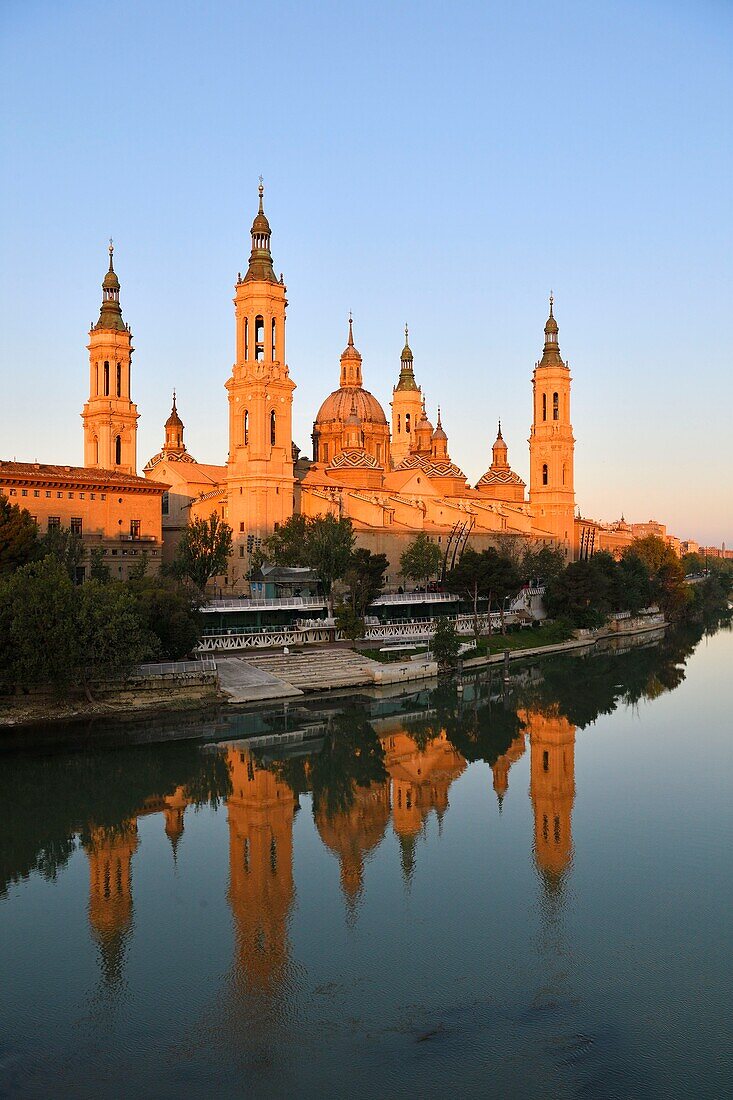 Spain, Aragon Region, Zaragoza Province, Zaragoza, Basilica de Nuestra Senora de Pilar and Ebro River