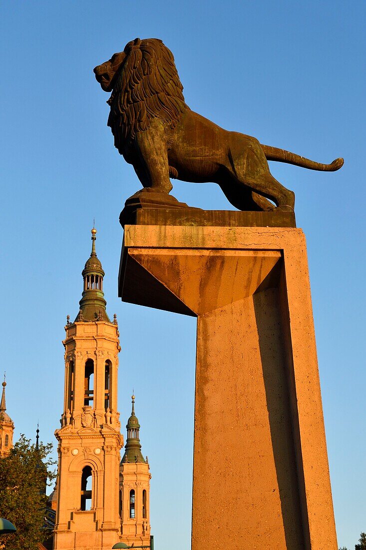 Spanien, Region Aragonien, Provinz Zaragoza, Zaragoza, Basilica de Nuestra Senora de Pilar und die Puente de Piedra am Ebro