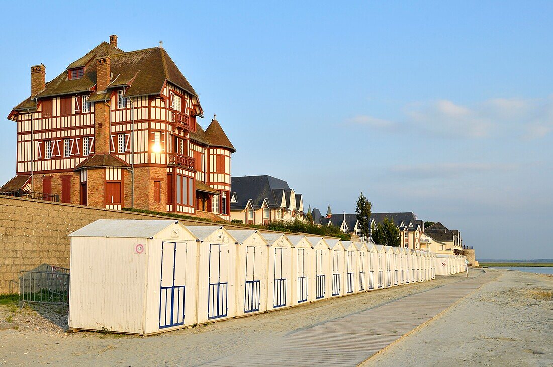 Frankreich, Somme, Baie de Somme, Le Crotoy, Belle-Epoque-Villa und Strandkabinen an der Jules-Noiret-Promenade