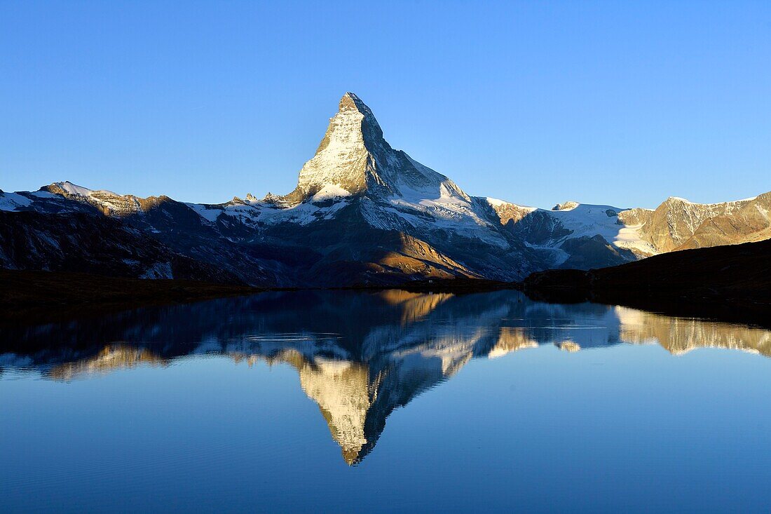 Switzerland, canton of Valais, Zermatt, the Matterhorn (4478m) from Lake Stellisee