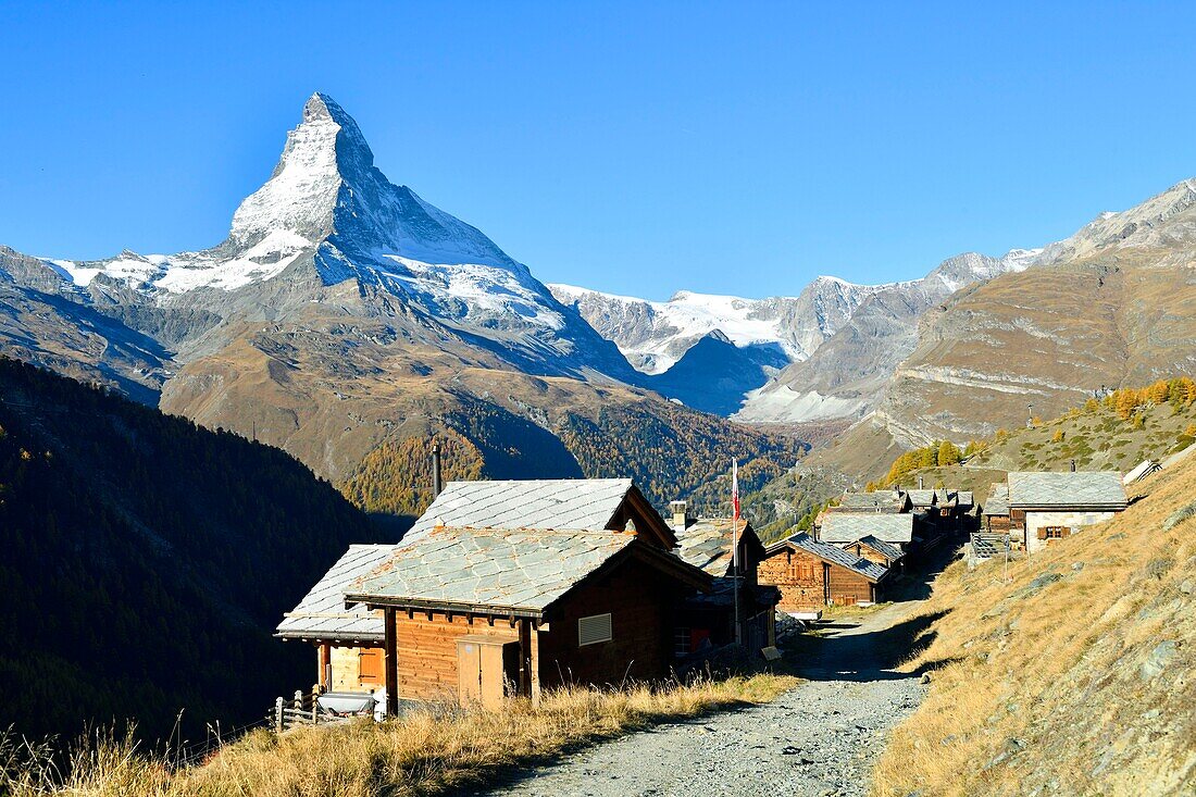 Schweiz, Kanton Wallis, Zermatt, Findelntal, Weiler Findeln und das Matterhorn (4478m)