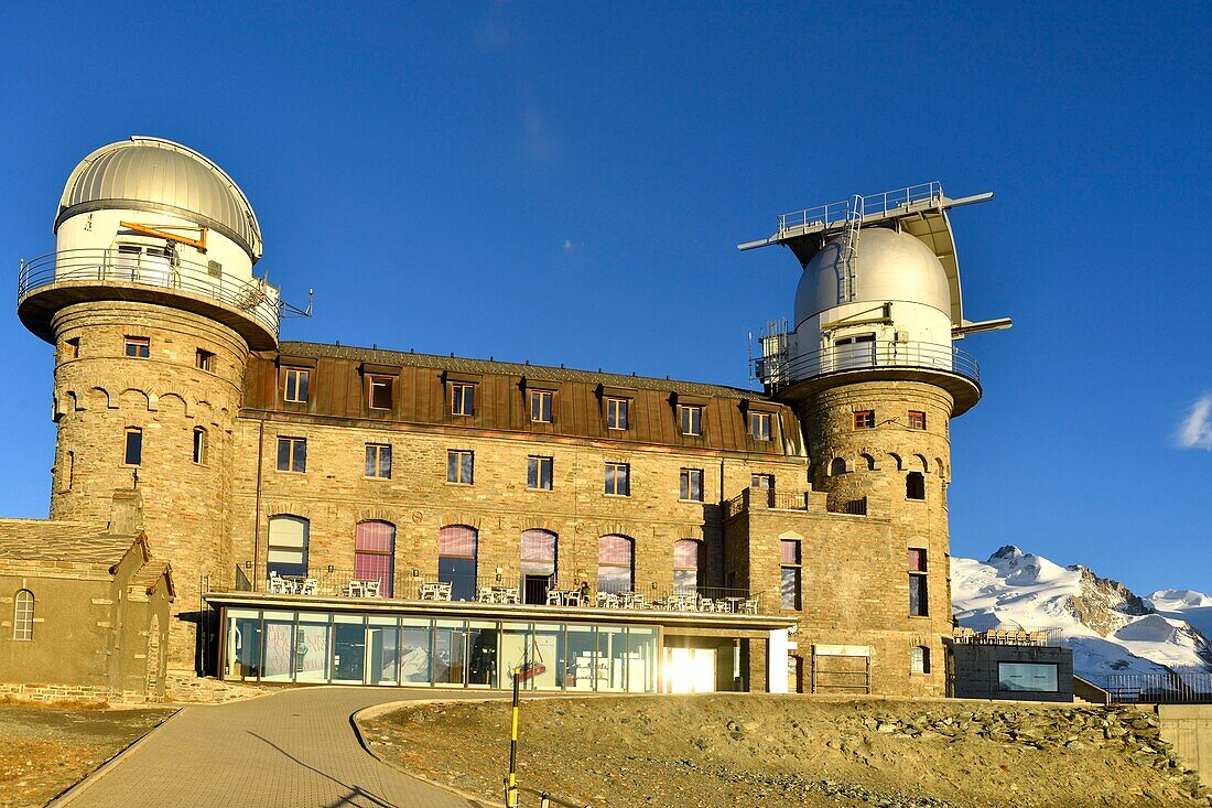 Switzerland, canton of Valais, Zermatt, Gornergrat (3100 m), Monte Rosa Glacier and Monte Rosa (4634m), Hotel Kulmhotel Gornergrat is the highest hotel in Europe to 3089 m altitude