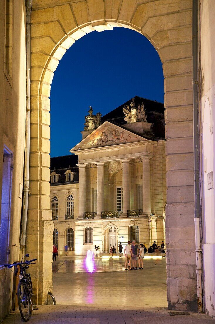 Frankreich, Cote d'Or, Dijon, von der UNESCO zum Weltkulturerbe erklärt, Place de la Libération (Platz der Befreiung) vom Turm Philippe le Bon (Philipp der Gute) des Palastes der Herzöge von Burgund aus gesehen