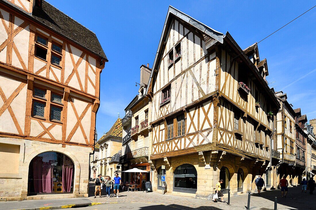 France, Cote d'Or, Dijon, area listed as World Heritage by UNESCO, rue de la Chouette and rue de la Verrerie, typical half-timbered houses