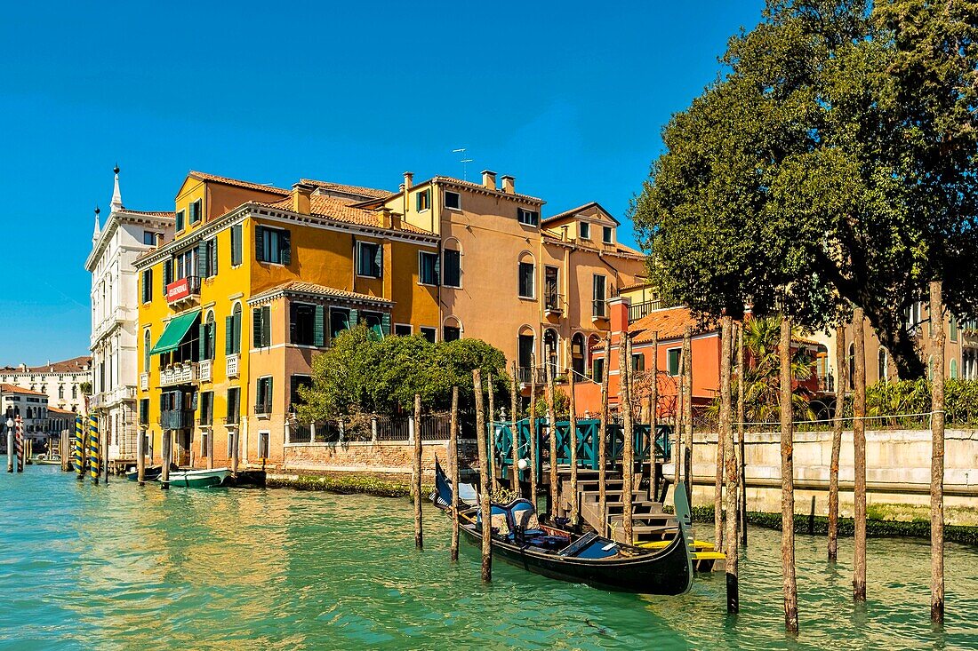 Italien, Venetien, Venedig von der UNESCO zum Weltkulturerbe erklärt, eine Gondel vor einer Villa in Venedig