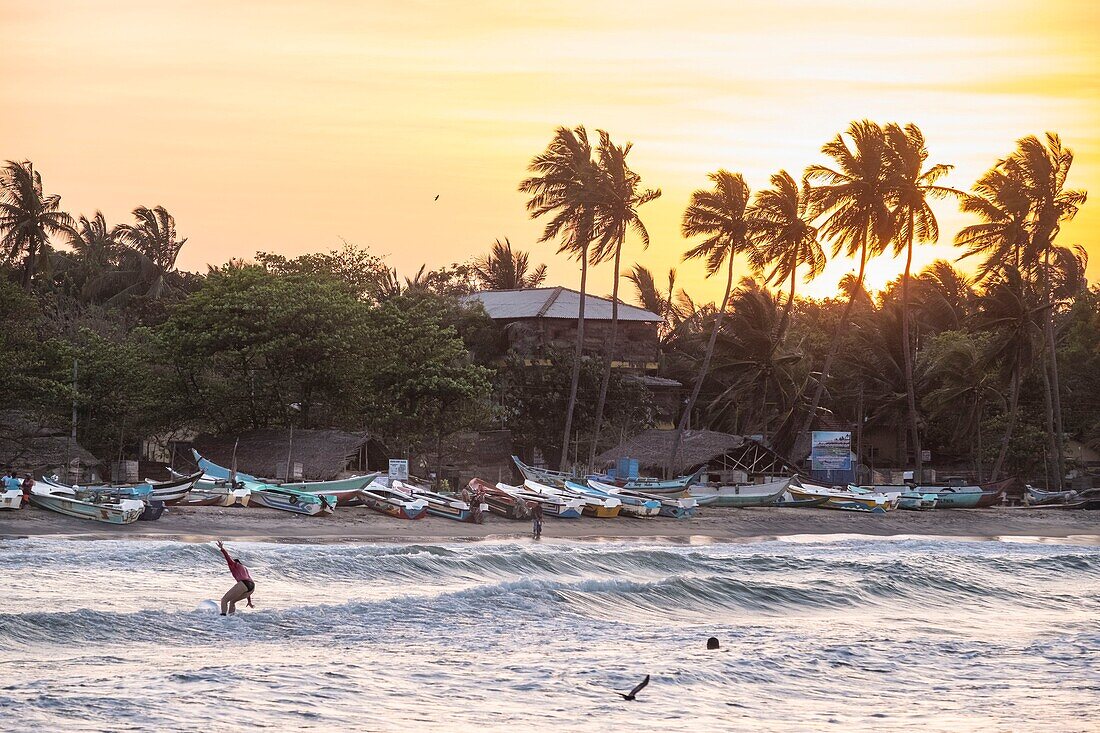 Sri Lanka, Ostprovinz, Pottuvil, Sonnenuntergang am Strand der Arugam-Bucht