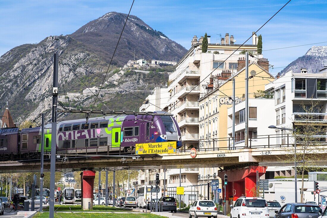 Frankreich, Isere, Grenoble, Cours Jean Jaures, im Hintergrund das Fort Bastille und das Fort Rabot