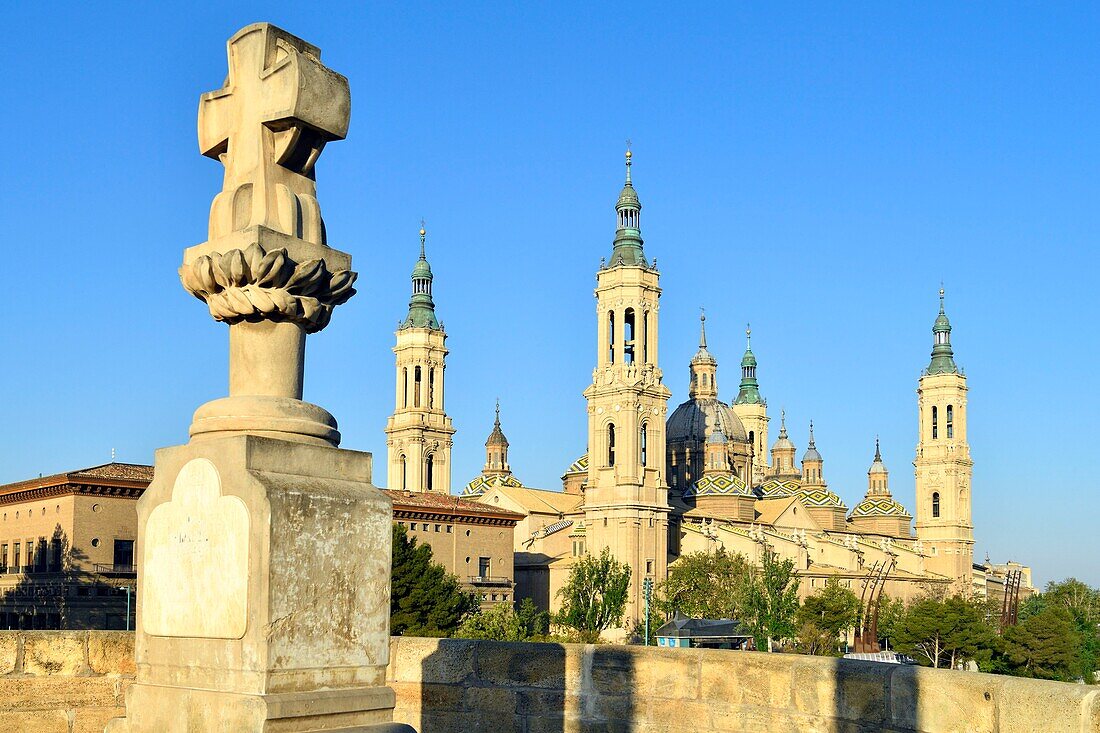 Spain, Aragon Region, Zaragoza Province, Zaragoza, Basilica de Nuestra Senora de Pilar and the Puente de Piedra on the Ebro River