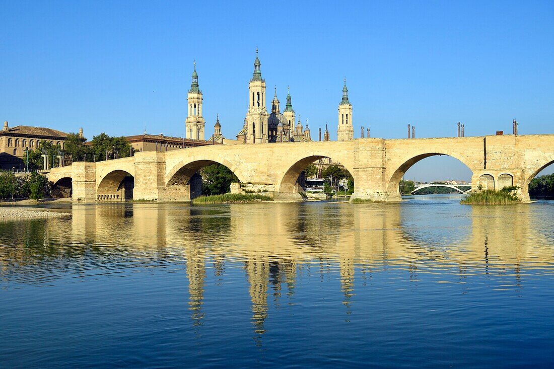 Spain, Aragon Region, Zaragoza Province, Zaragoza, Basilica de Nuestra Senora de Pilar and the Puente de Piedra on the Ebro River