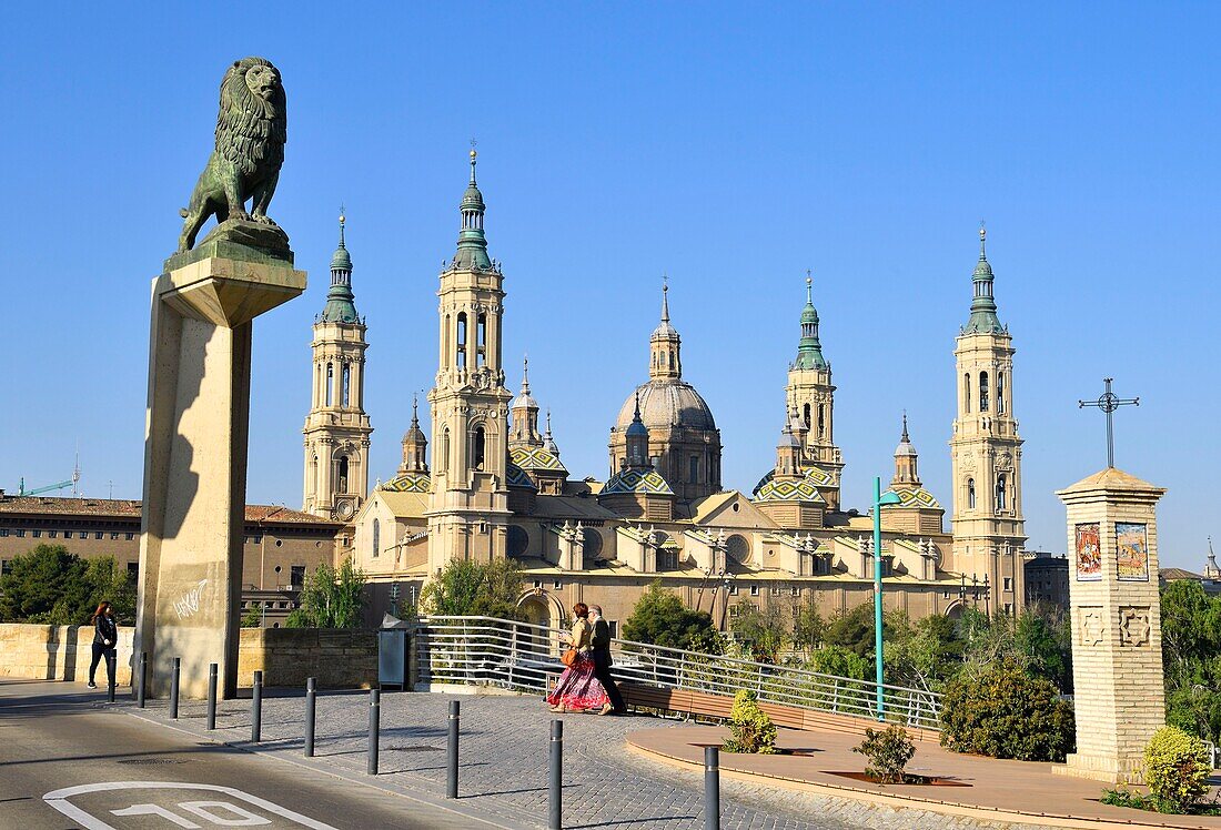 Spanien, Region Aragonien, Provinz Zaragoza, Zaragoza, Basilica de Nuestra Senora de Pilar und die Puente de Piedra am Ebro