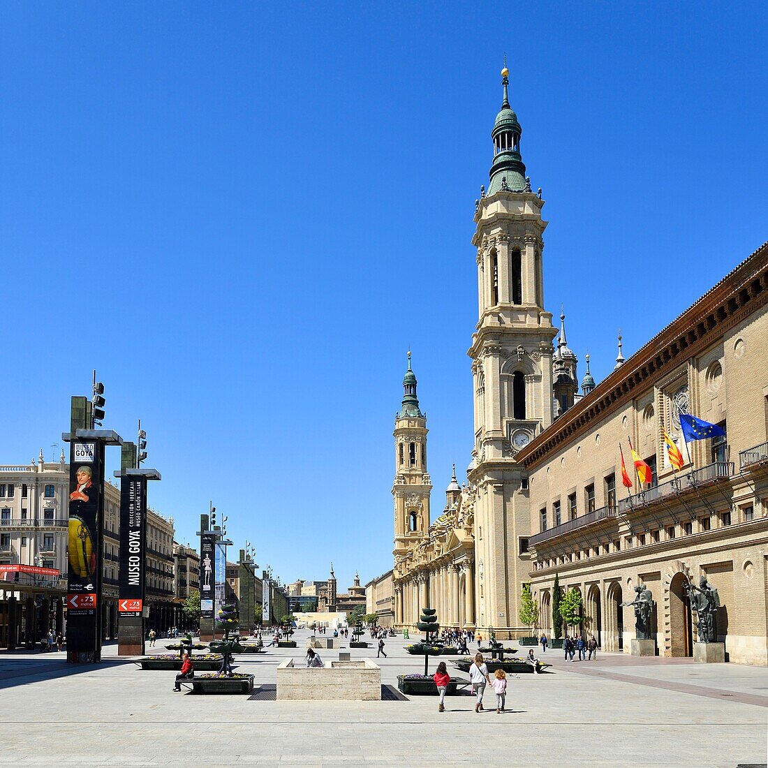 Spanien, Region Aragonien, Provinz Zaragoza, Zaragoza, Plaza del Pilar, La Lonja und die Basilika del Pilar (Unsere Liebe Frau von Pilar)