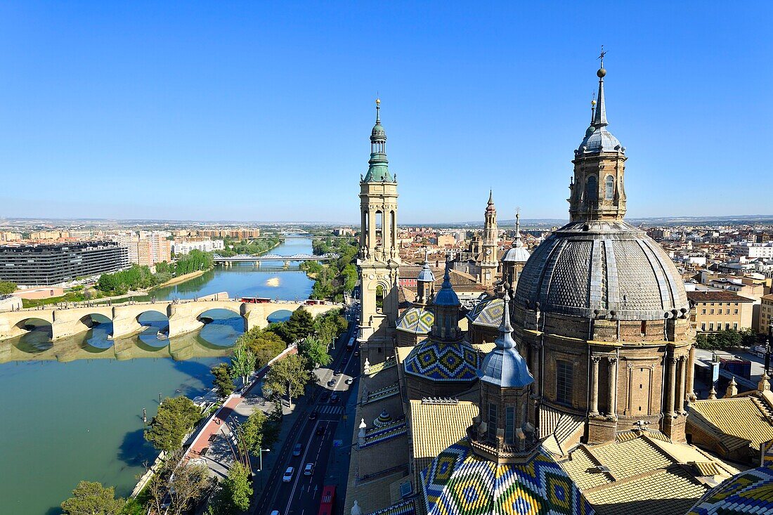 Spain, Aragon Region, Zaragoza Province, Zaragoza, Basilica de Nuestra Senora de Pilar and the Puente de Piedra on the Ebro River