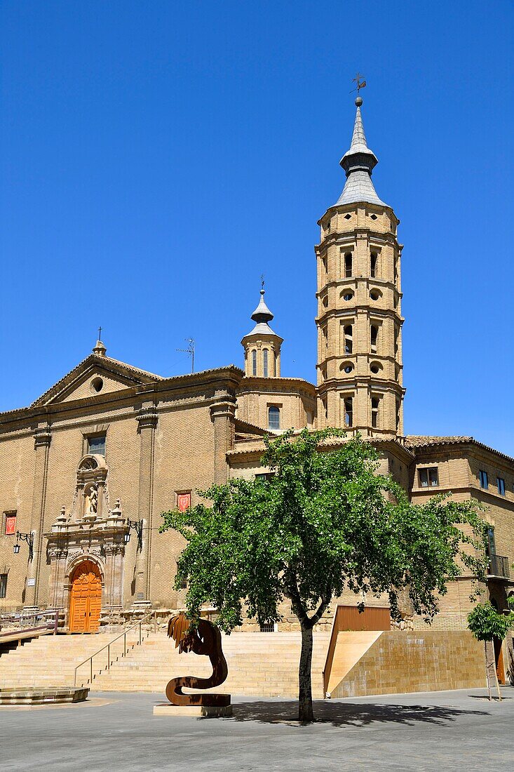 Spanien, Aragonien, Zaragoza, Plaza del Pilar, die Kirche San Juan de Los Panetes und ihr schiefer Glockenturm