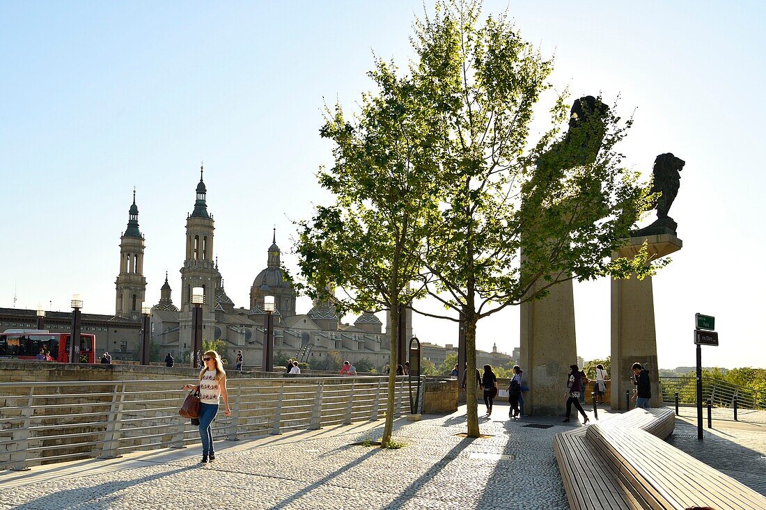 Spanien, Region Aragonien, Provinz Zaragoza, Zaragoza, Basilica de Nuestra Senora de Pilar und die Puente de Piedra am Ebro