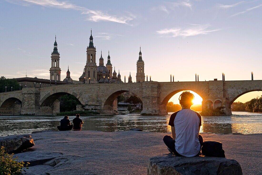 Spanien, Region Aragonien, Provinz Zaragoza, Zaragoza, Basilica de Nuestra Senora de Pilar und die Puente de Piedra am Ebro